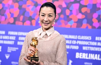 La actriz Michelle Yeoh posa con su Oso de Oro honorario que recibió en la Berlinale, como reconocimiento a su trayectoria.