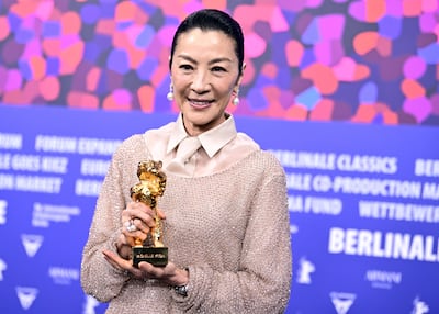 La actriz Michelle Yeoh posa con su Oso de Oro honorario que recibió en la Berlinale, como reconocimiento a su trayectoria.