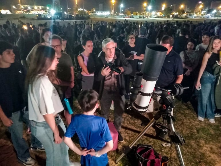 Varias personas se congregaron en la playa frente a la bahía capitalina para contemplar el fenómeno astronómico a través de telescopios.
