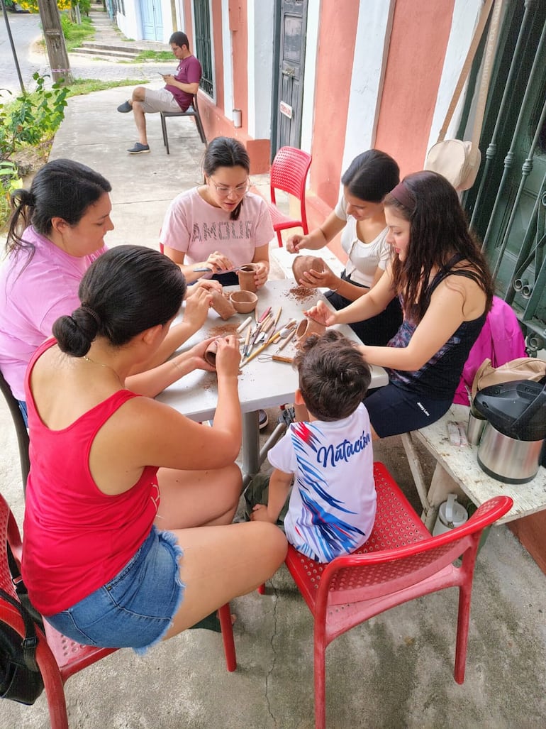 Ceramistas realizan talleres gratuitos de cerámica con técnicas artesanales en los que utilizan arcilla local.