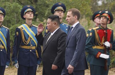 El líder de Corea del Norte, Kim Jong Un (C), acompañado del ministro de recursos naturales y medio ambiente de Rusia, Alexander Kozlov.