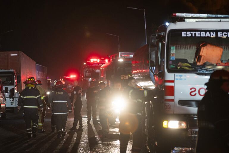 Bomberos trabajan para apagar un incendio este viernes, en Buenos Aires (Argentina). Una fuerte explosión sacudió un polo industrial en la localidad de Ezeiza, provincia de Buenos Aires, a doce kilómetros del aeropuerto internacional Ministro Pistarini, el principal del país suramericano, afectando la visibilidad en la zona y, según la prensa local, causando varios heridos.