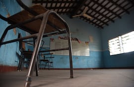 Aula vacía, sucia y en pésimas condiciones a días del inicio de clases prescenciales.