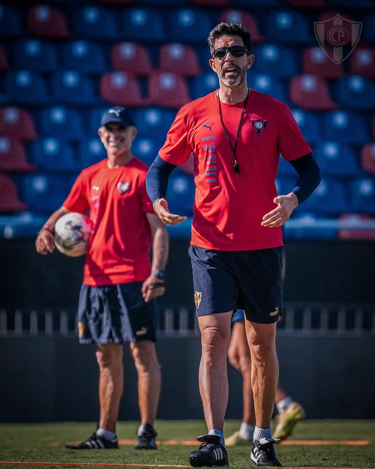 El director técnico uruguayo, Jorge Rodrigo Bava (44 años), en la sesión de entrenamiento del jueves en Cerro Porteño.