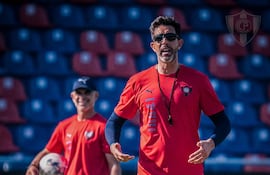 El director técnico uruguayo, Jorge Rodrigo Bava (44 años), en la sesión de entrenamiento del jueves en Cerro Porteño.