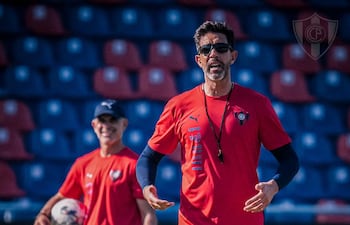 El director técnico uruguayo, Jorge Rodrigo Bava (44 años), en la sesión de entrenamiento del jueves en Cerro Porteño.