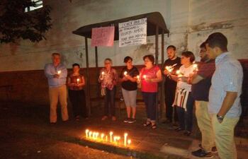 Con velas y reclamos de justicia, ciudadanos autoconvocados esperan que la justicia llegue para Lorenzo.