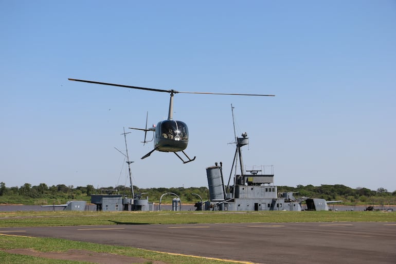 Narcohelicoptéro incautado en establecimiento rural de Amambay fue trasladado hasta el Comando Central de la Armada Paraguaya en Asunción y se podría utilizar para operativos antidrogas.