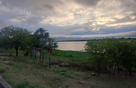 Tras retroceso de las aguas del rìo, se nota aun mucho espacio de suelo firme