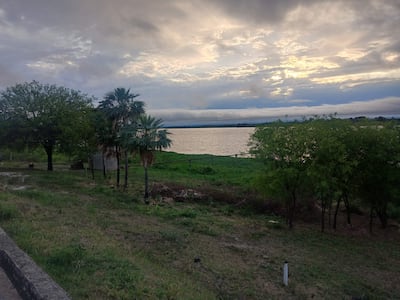 Tras retroceso de las aguas del rìo, se nota aun mucho espacio de suelo firme