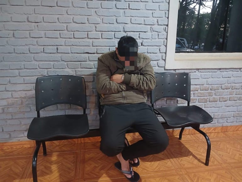 Pedro Zelaya Aguirre sentado y con  mirada baja, en la Dirección de Policía de Alto Paraná.