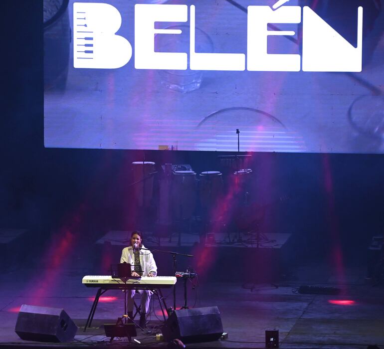 La cantautora paraguaya Belén López Vargas se presentó en la apertura del show con su proyecto musical BELÉN.