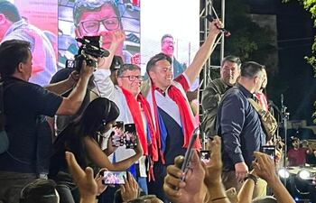 Festejo de Daniel Pereira Mujica y el destituído intendente en CDE, Miguel Prieto.