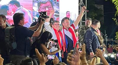 Festejo de Daniel Pereira Mujica y el destituído intendente en CDE, Miguel Prieto.  