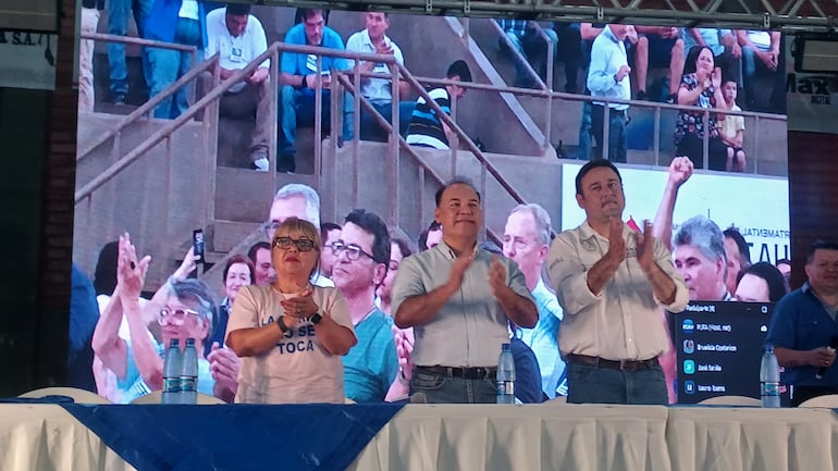 La sesión estuvo presidida por el presidente, Hugo Fleitas y la vicepresidenta Alva Talavera y el diputado nacional Antonio Buzarquis.