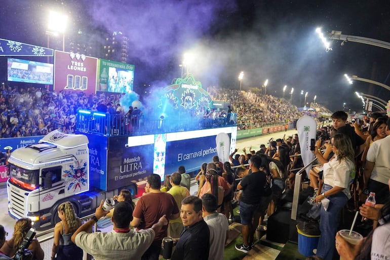 La energía del trío eléctrico contagia a cada rincón del sambódromo de Encarnación. Este sábado, actuará el grupo Los Verduleros.