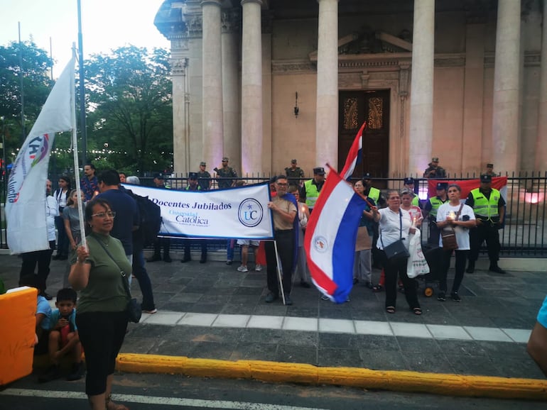 Protesta en el microcentro asunceno contra la Superintendencia de Jubilaciones.