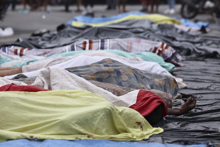 Fotografía de cuerpos en una calle este miércoles, en Río de Janeiro.
