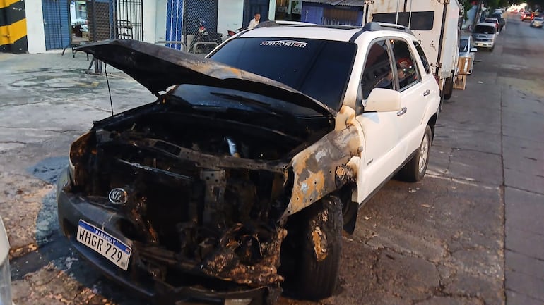 Así quedó la camioneta tras el incendio en pleno Mercado 4