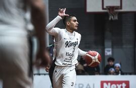 Olimpia Kings y Deportivo San José disputan la cuarta final al mejor de cinco en el torneo Apertura 2024 de la Liga Nacional de Básquetbol en el Polideportivo Efigenio González, en Villa Morra, Asunción.