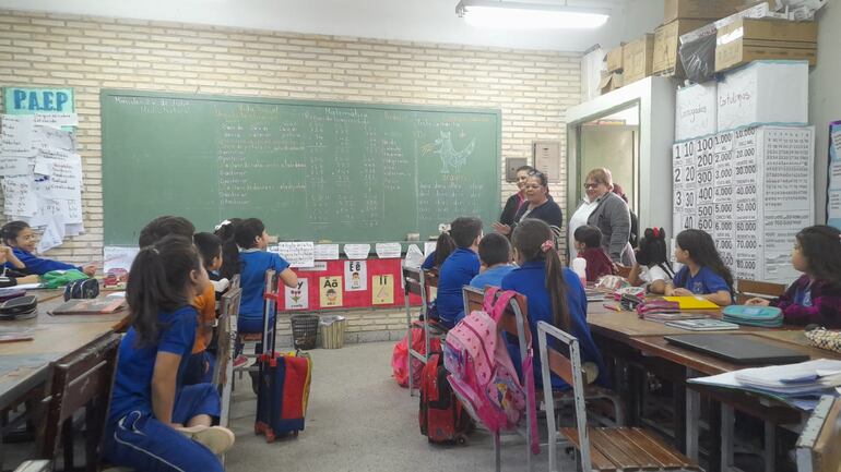 Estudiantes de la escuela en la sala de clases.