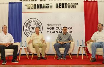 Autoridades del Sistema MAG, Edgar Esteche, del IPTA; el ministro Santiago Bertoni; José Carlos Martin, del Senacsa, y Rodrigo González, del Senave.