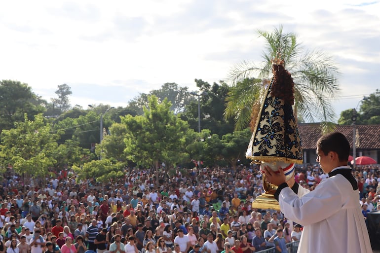 Como cada domingo, la explanada de la Basílica de Caacupé estuvo repleta de fieles.