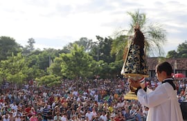 Como cada domingo, la explanada de la Basílica de Caacupé estuvo repleta de fieles.