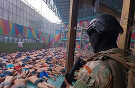 Fotografía cedida por las Fuerzas Armadas de Ecuador que muestra a soldados de Infantería de Marina mientras realizan un operativo tras un motín en la Cárcel Regional del Litoral, en Guayaquil (Ecuador). El presidente de Ecuador, Daniel Noboa, decretó este lunes un estado de excepción, el primero desde que inició su mandato el pasado 23 de noviembre, tras una serie de motines en al menos seis cárceles del país, que implicó la retención de guardias penitenciarios y la quema de colchones.