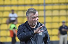 La leyenda franjeada, Éver Hugo Almeida Almada (77 años), hasta hoy, entrenador de Olimpia.