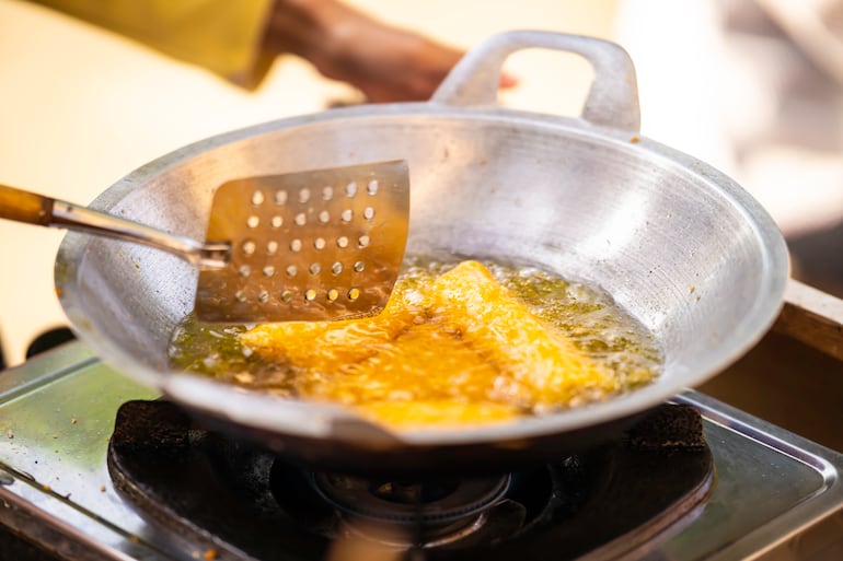 Concepto de aceite de cocina, milanesas fritas.