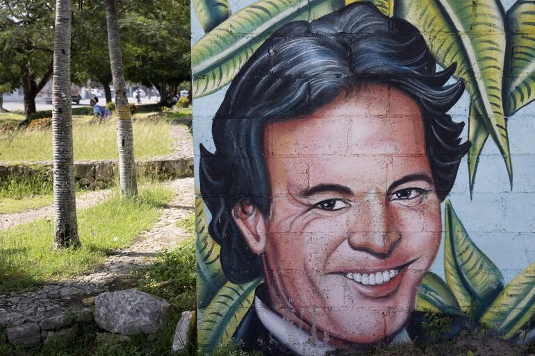 Un mural con el rostro del artista español Julio Iglesias, en Punta Cana (República Dominicana). 