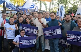 El concejal Augusto Wagner y sus operadores políticos en el acto de Soledad Núñez el sábado último.