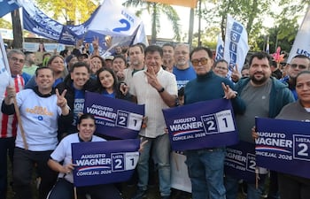 El concejal Augusto Wagner y sus operadores políticos en el acto de Soledad Núñez el sábado último.
