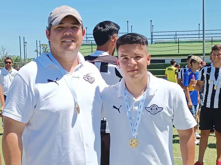 El entrenador César Brizuela (I).