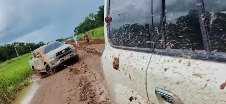 Varios vehículos todo terreno también sufren las consecuencias del camino y las lluvias.