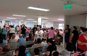 Importante cantidad de pacientes esperando ser atendidos en el Centro de Atención Ambulatoria del IPS.