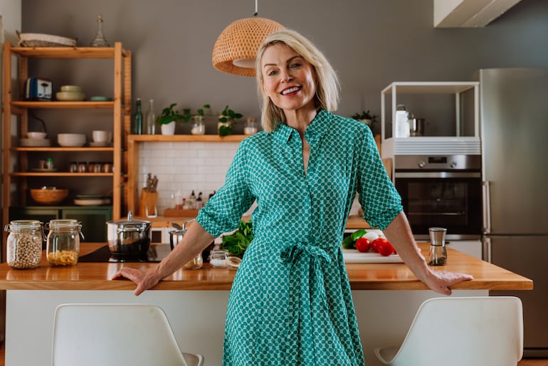 Mujer feliz en su cocina.