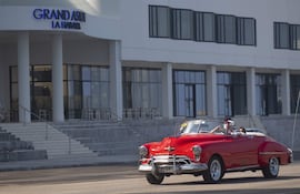 Un automóvil clásico pasa frente al Hotel Gran Aston. El hotel cuenta con 600 habitaciones.