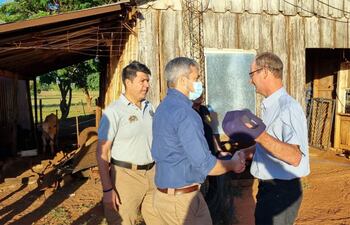 El presidente de a República, Mario Abdo Benítez, saluda al menonita David Reimer Harms, padre del secuestrado. Observa el comisario Mario Vallejos, subjefe de Antisecuestro de la Policía. Fue el miércoles pasado.