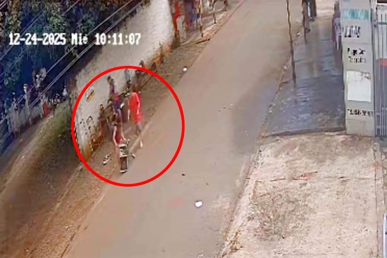 Momento en que Adriana Angélica Mongelós González ataca a Alcides Irala Ayala, en Ciudad del Este.