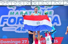 El militar Esmildo González Alvizo, con la bandera paraguaya, en la cima de Formosa.