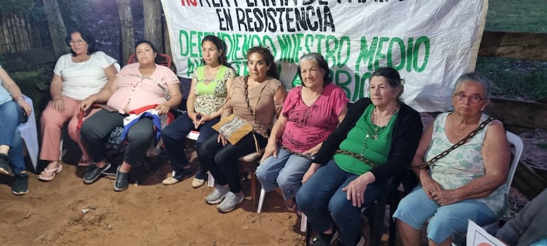 Continúan con la medida de fuerza y el encadenamiento en el portón de acceso al exmatadero municipal, en rechazo a la planta de tratamiento de residuos cloacales.