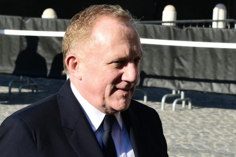 El empresario francés François-Henri Pinault llegando a la ceremonia de despedida al diseñador de moda italiano Valentino Gavarani. (Stefano RELLANDINI / AFP)