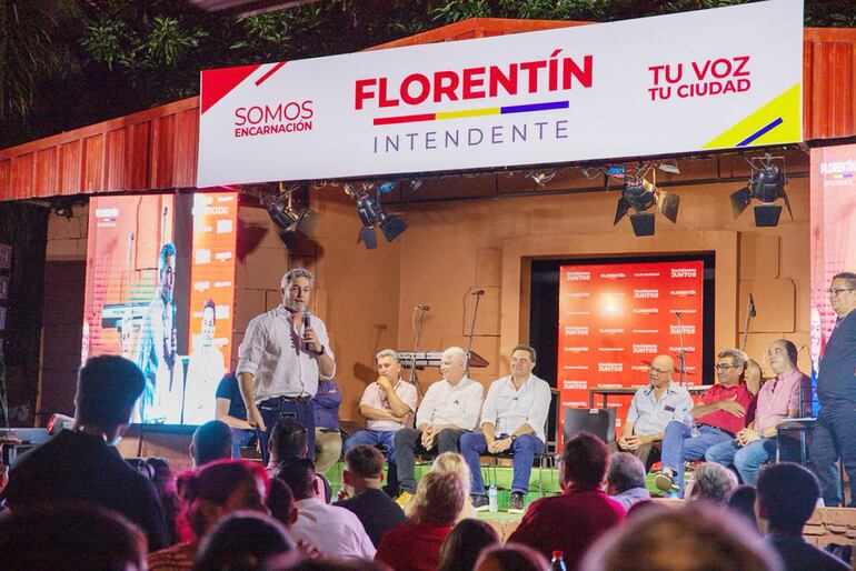 Mario Abdo Benítez (parado) en el mitin de Colorado Añetete en Encarnación, este martes último.