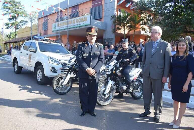 De izquierda a derecha: el jefe de la comisaría, magíster comisario Juan Carlos Vera; el fiscal del Estado, Emiliano Rolón; y la intendenta local, María Cristina Espínola, durante la entrega de motocicletas en Escobar.