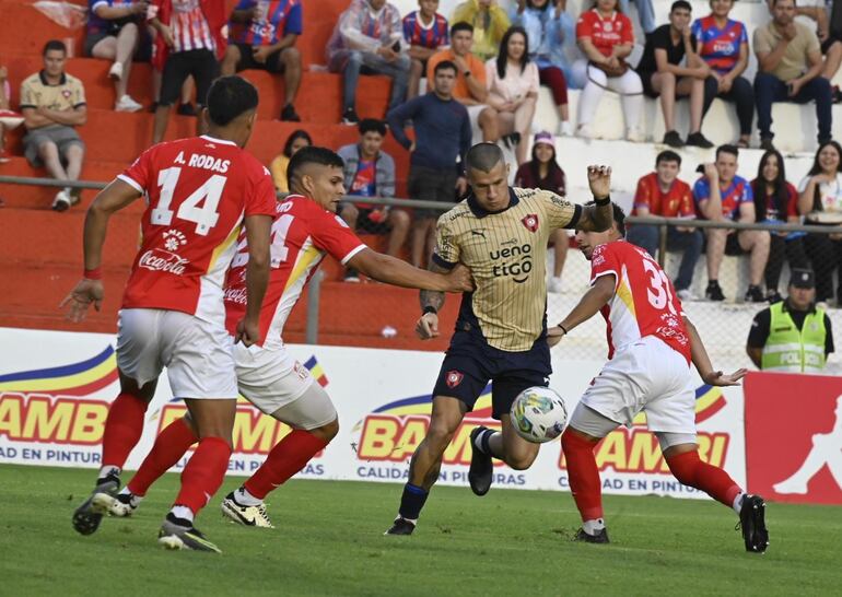Alan Benítez, jugador de Cerro Porteño, pelea por el balón en un partido contra General Caballero por la octava fecha del torneo Apertura 2025 del fútbol paraguayo en el estadio Ka'arendy, en Juan León Mallorquín, Paraguay.