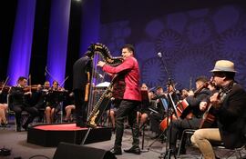 Marcelo Rojas durante su presentación en una versión sinfónica.