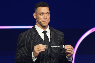 El asistente del sorteo de EE. UU., Aaron Judge, muestra la tarjeta que dice Paraguay durante el sorteo de la Copa Mundial de la FIFA 2026, que se lleva a cabo en EE. UU., Canadá y México, en el Kennedy Center, en Washington, D.C.