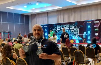 Carlos Miguel Cabral (43) con dos preseas de plata.